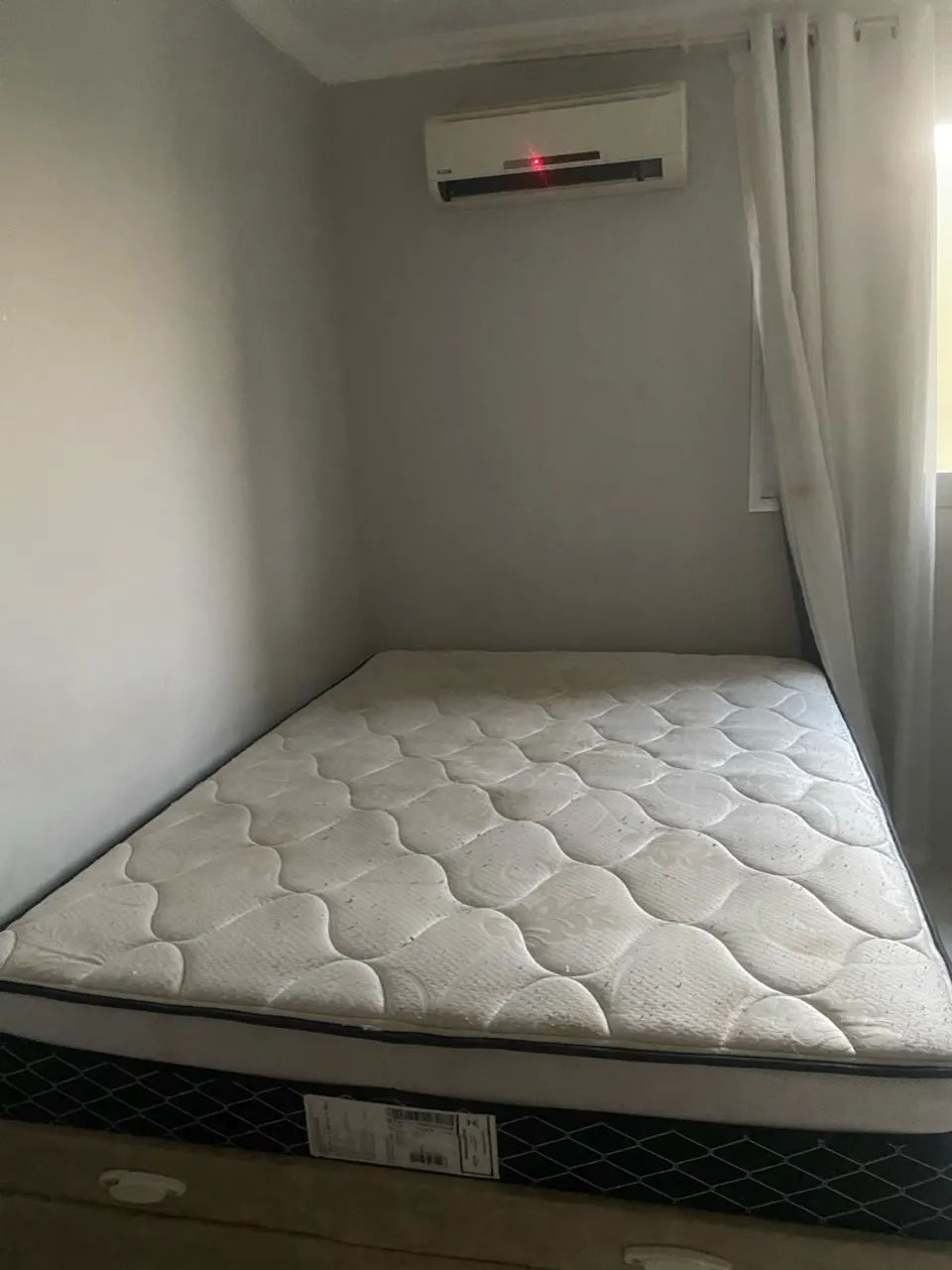 Cama de casal grande extremamente confortável 