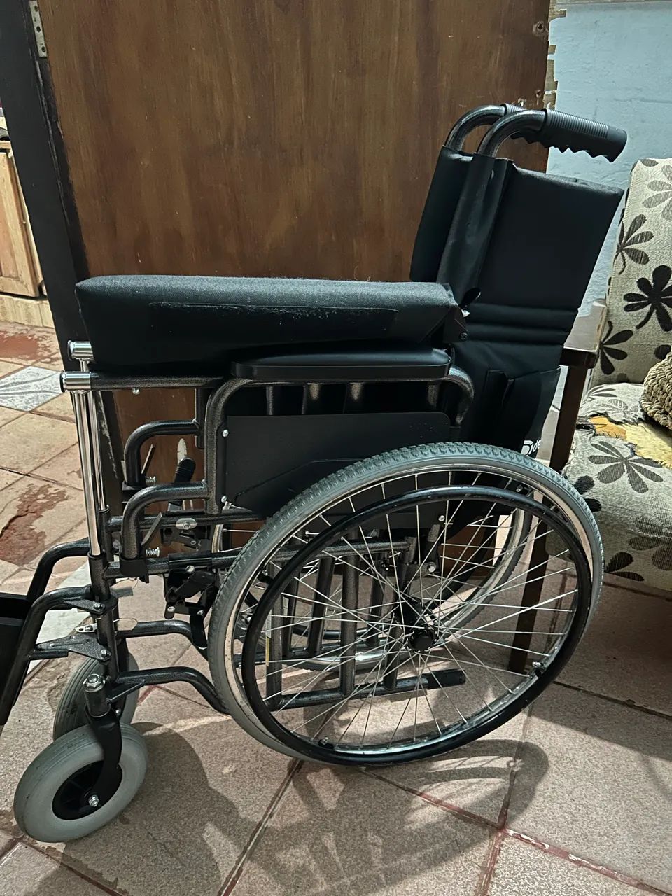 VENDO CADEIRA DE RODAS SEMINOVA 