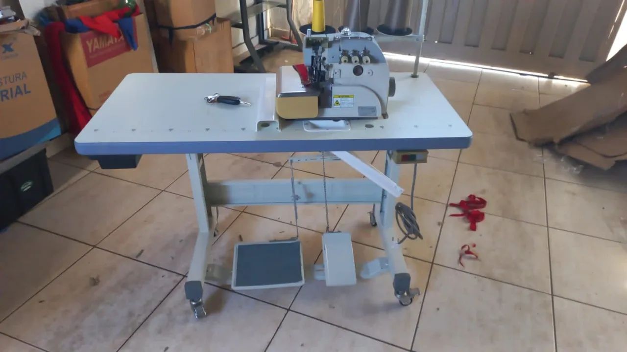 Máquina de costura industrial overloque Singer 