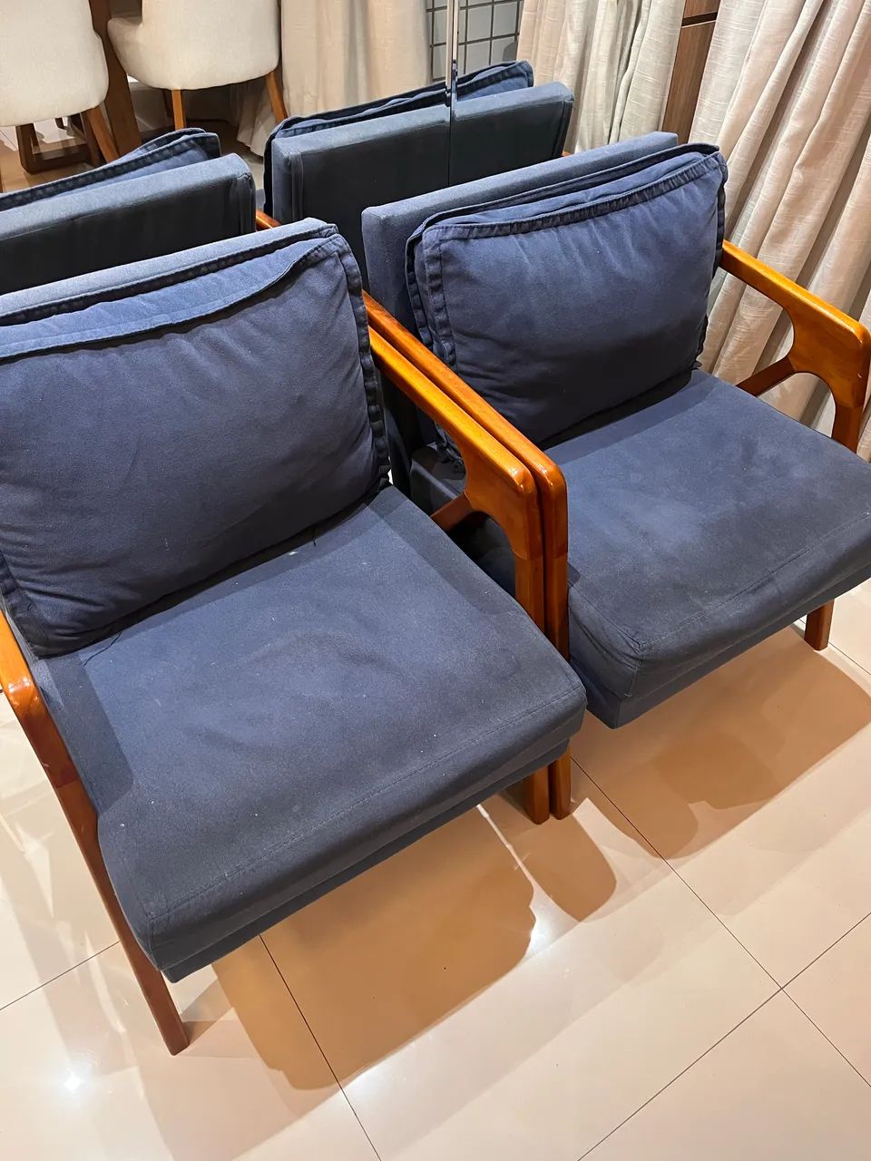 Duas Poltronas em azul com madeira  - Foto 2
