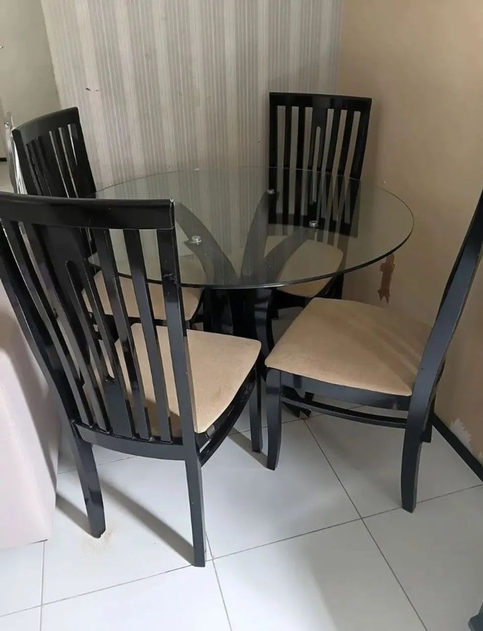 Mesa de jantar com 4 cadeiras 