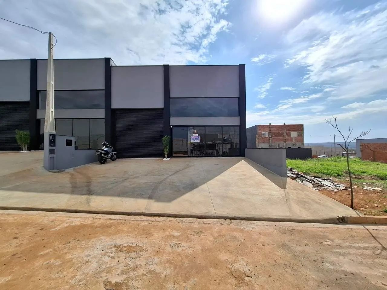 Galpão Comercial para Alugar em Limeira/SP | 227,85 m² | 2 Salas e 2 Banheiros