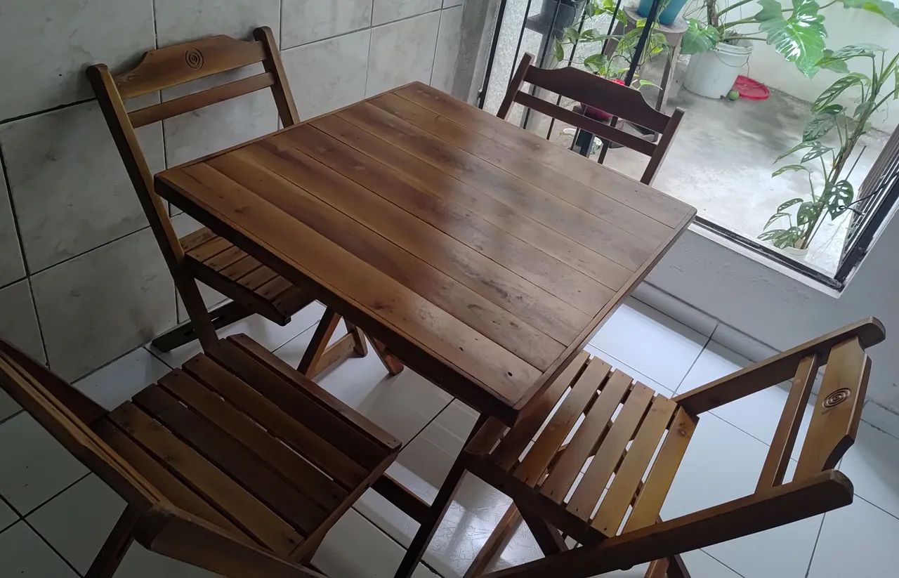 Mesa com 4 cadeiras