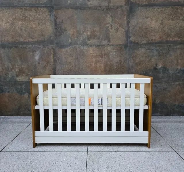 Berço em madeira com colchão 