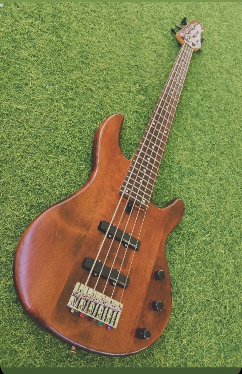 Baixo Yamaha 