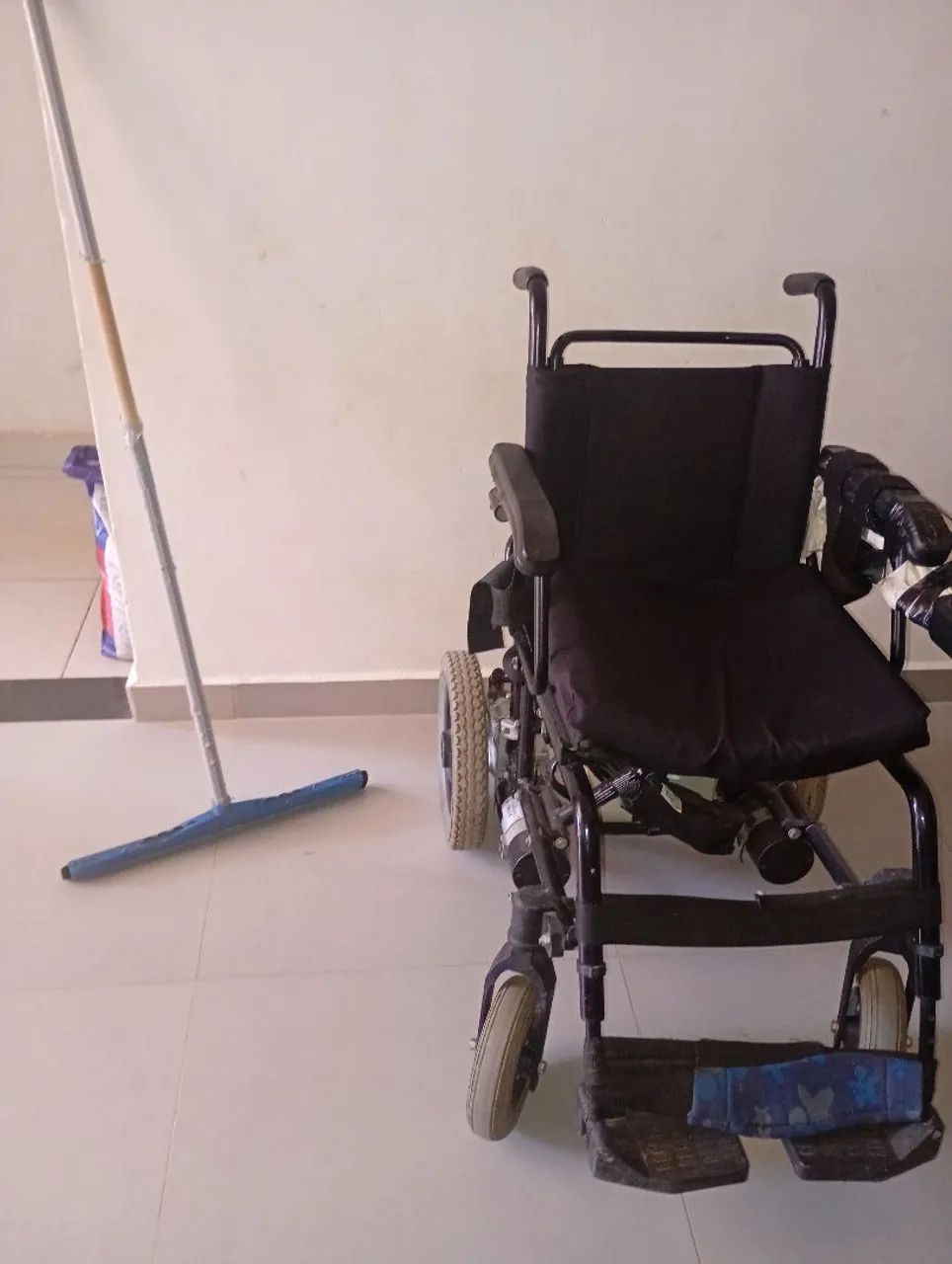 Cadeira de rodas motorizada 