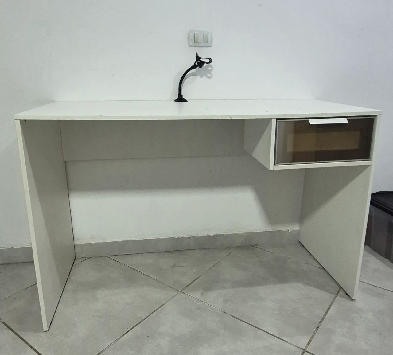Mesa com gaveta