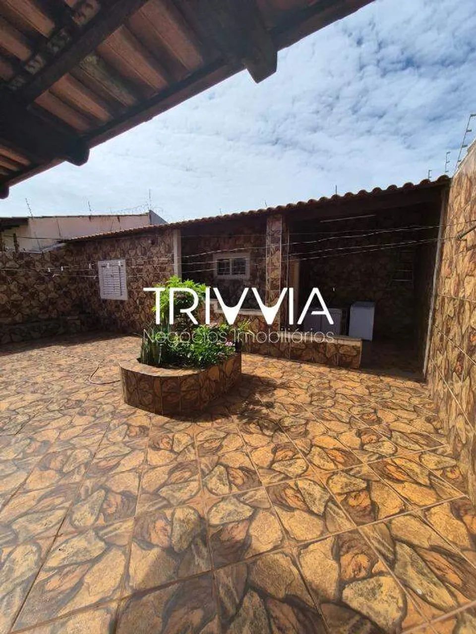 Casa no Alto Umuarama  2 quartos, edícula e 4 vagas