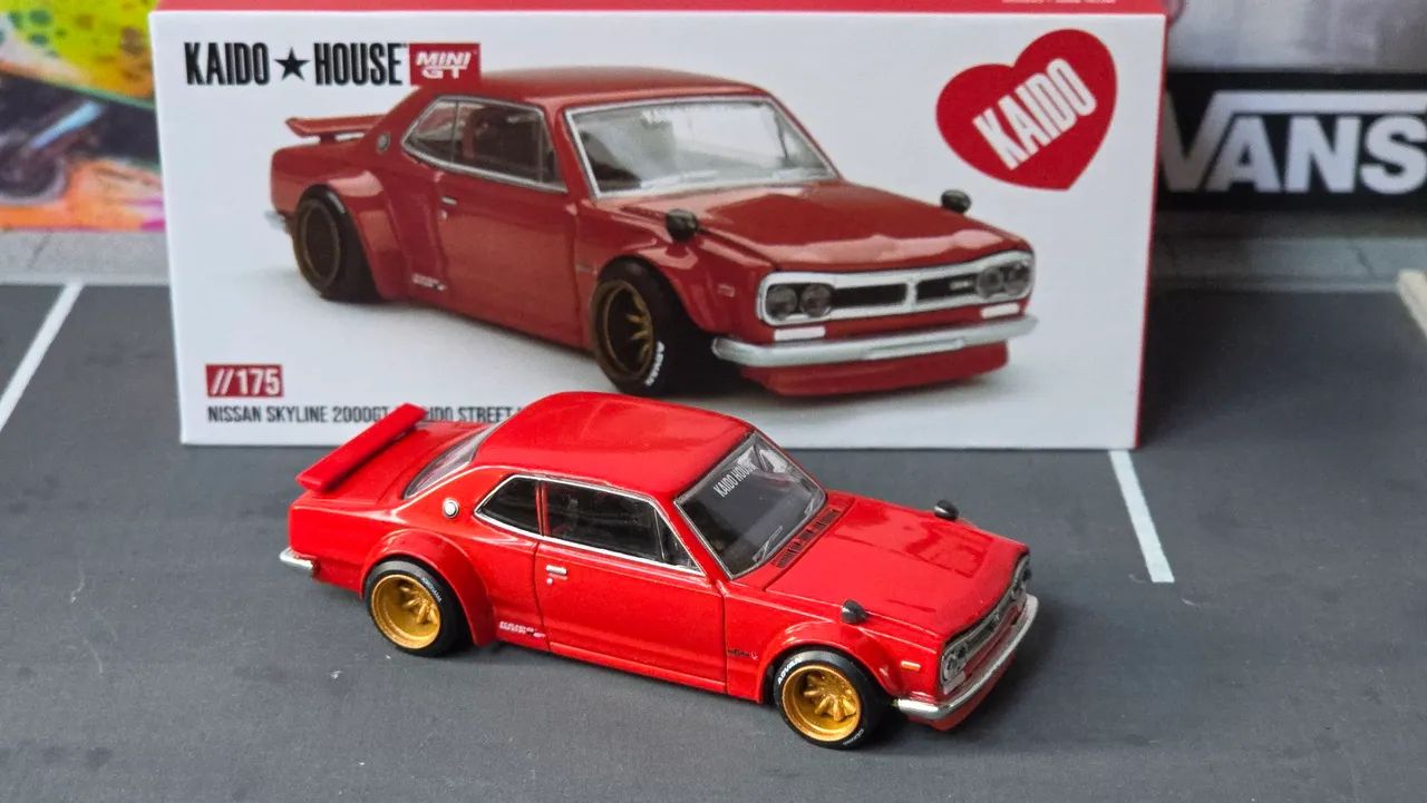 Nissan Skyline 2000 Gt-r Kaido Street V1 Kaido House vs Mini GT 1