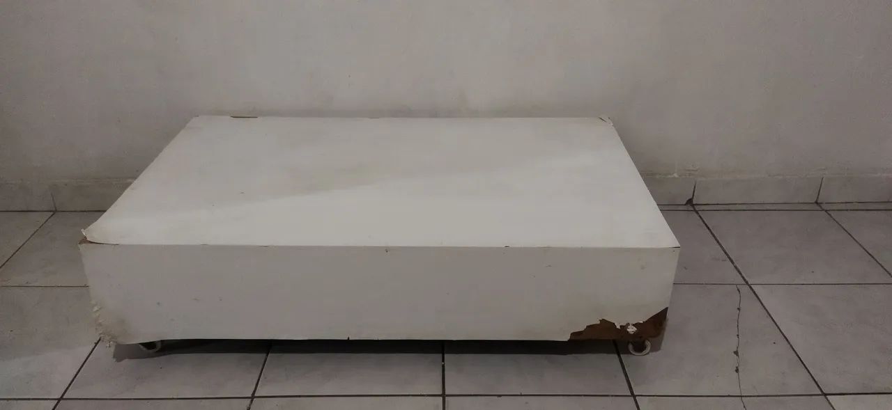 Expositor/Bancada com rodinhas para manequim de loja 