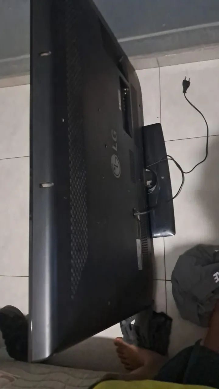 televisão lg 35 polegadas (com um defeito na tela mais ainda funcional ) - Foto 2