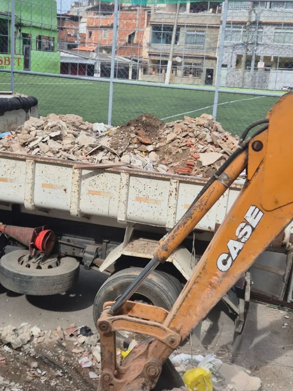 Locação de retroescavadeira e caminhões caçamba  - Foto 5