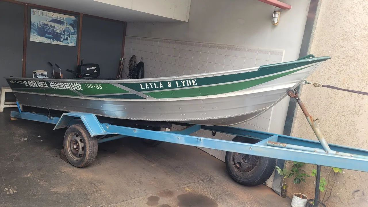 Barco com motor 15 e carretinha