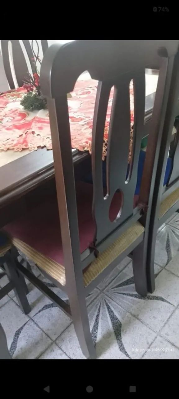 Mesa usada com seis cadeiras cor em mogno