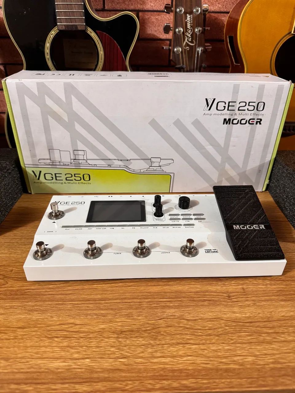 Pedaleira Mooer ge250 zerada na caixa com fonte ANALISO TROCAS