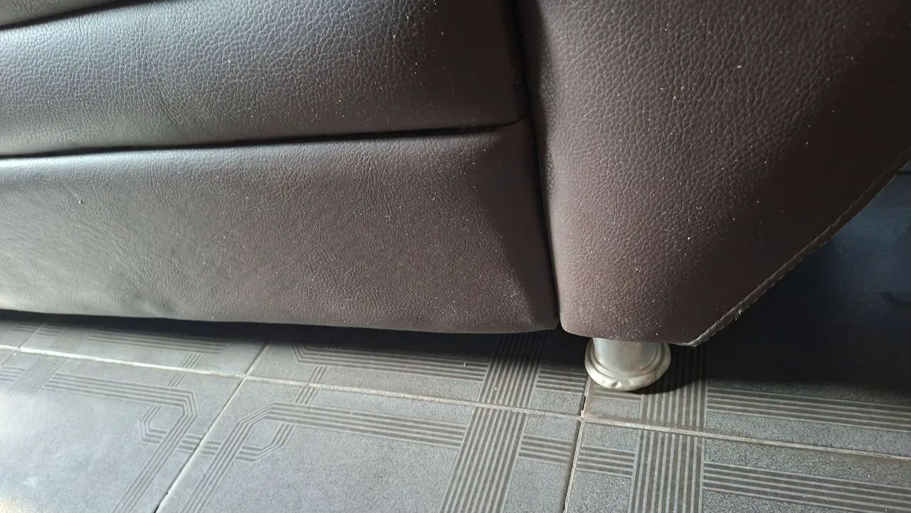 Sofá marrom couro sintético 4 lugares - Foto 5