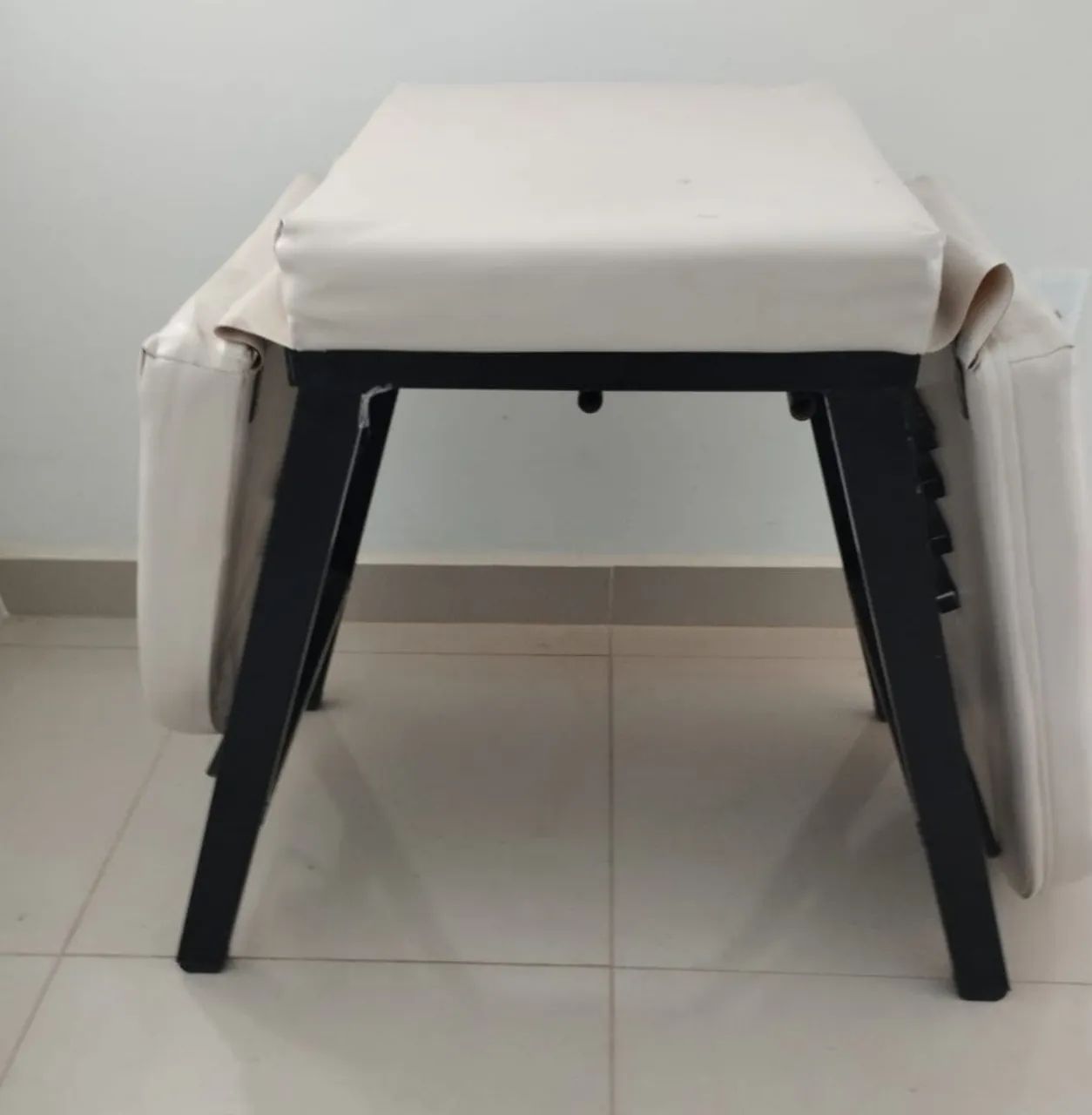 Vendo maca de procedimentos estéticos, com pés e cabeça reguláveis com 4 posições - Foto 2