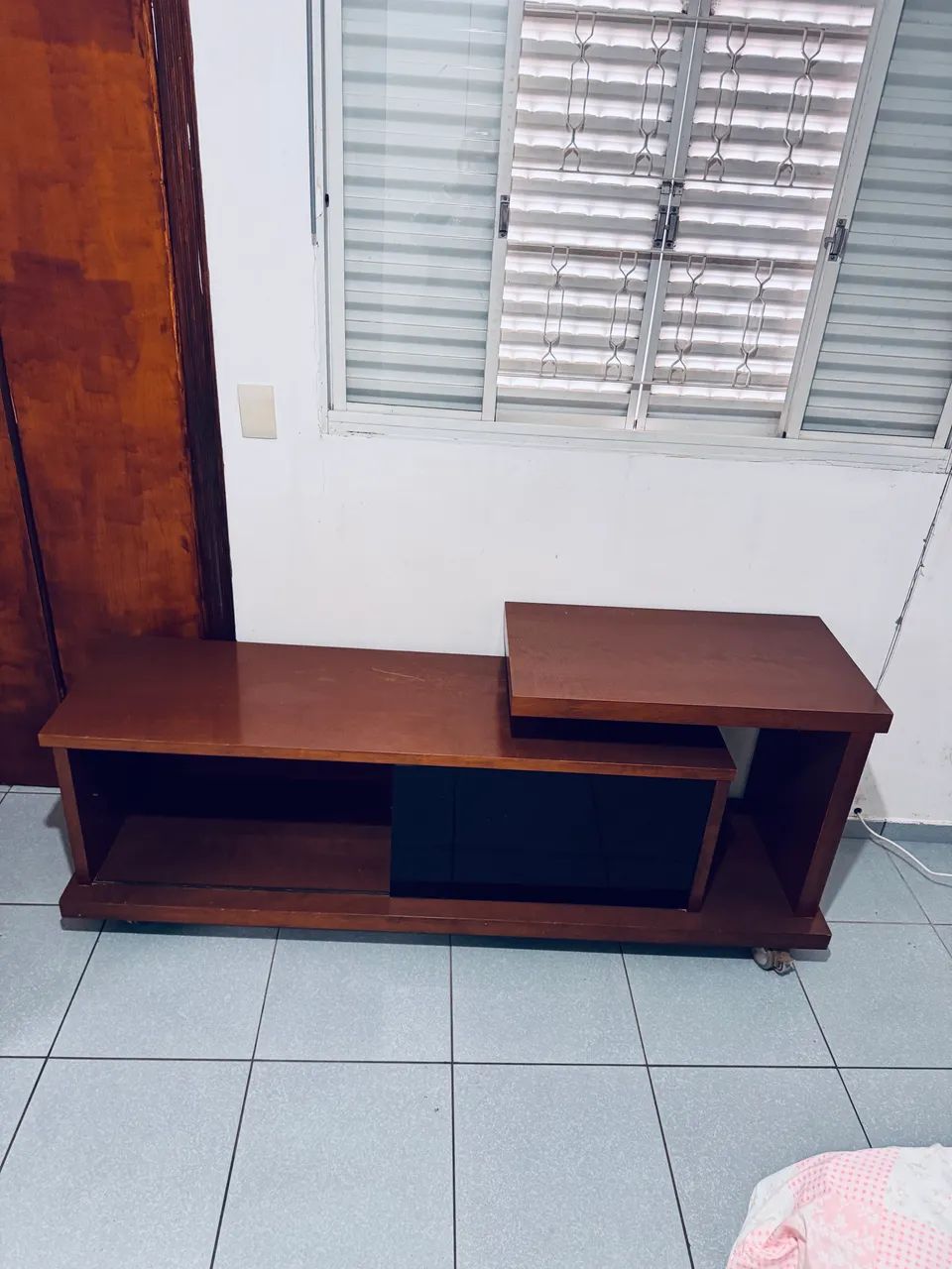 Rack para TVs com porta em vidro escuro e rodinhas  - Foto 3