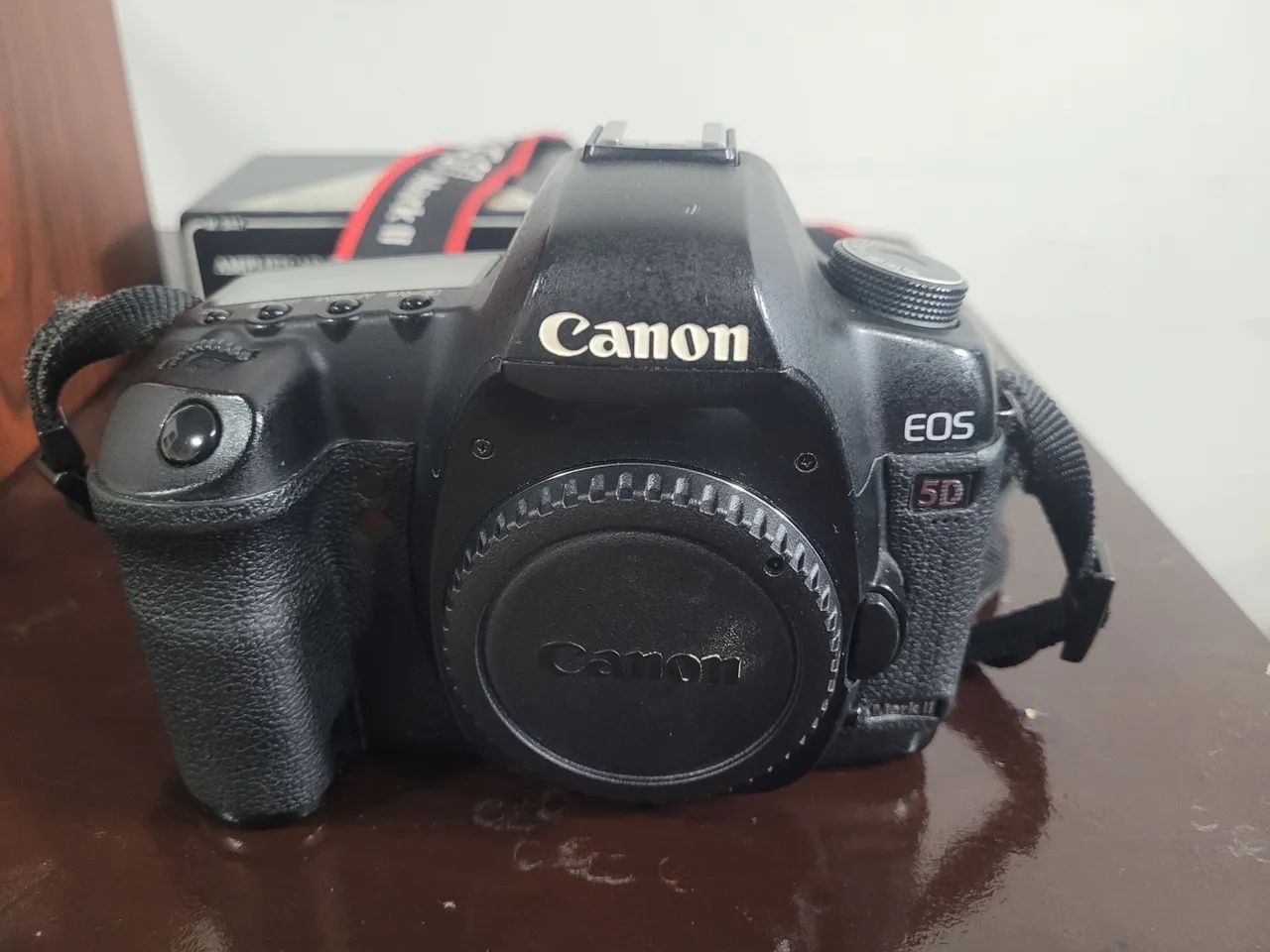 Câmera fotográfica Canon 5D Mark II com Baterias e Cartões.