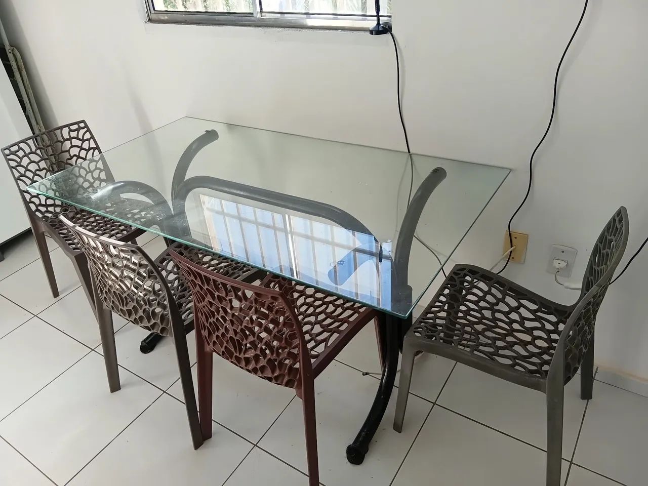 Mesa de vidro com 4 cadeiras