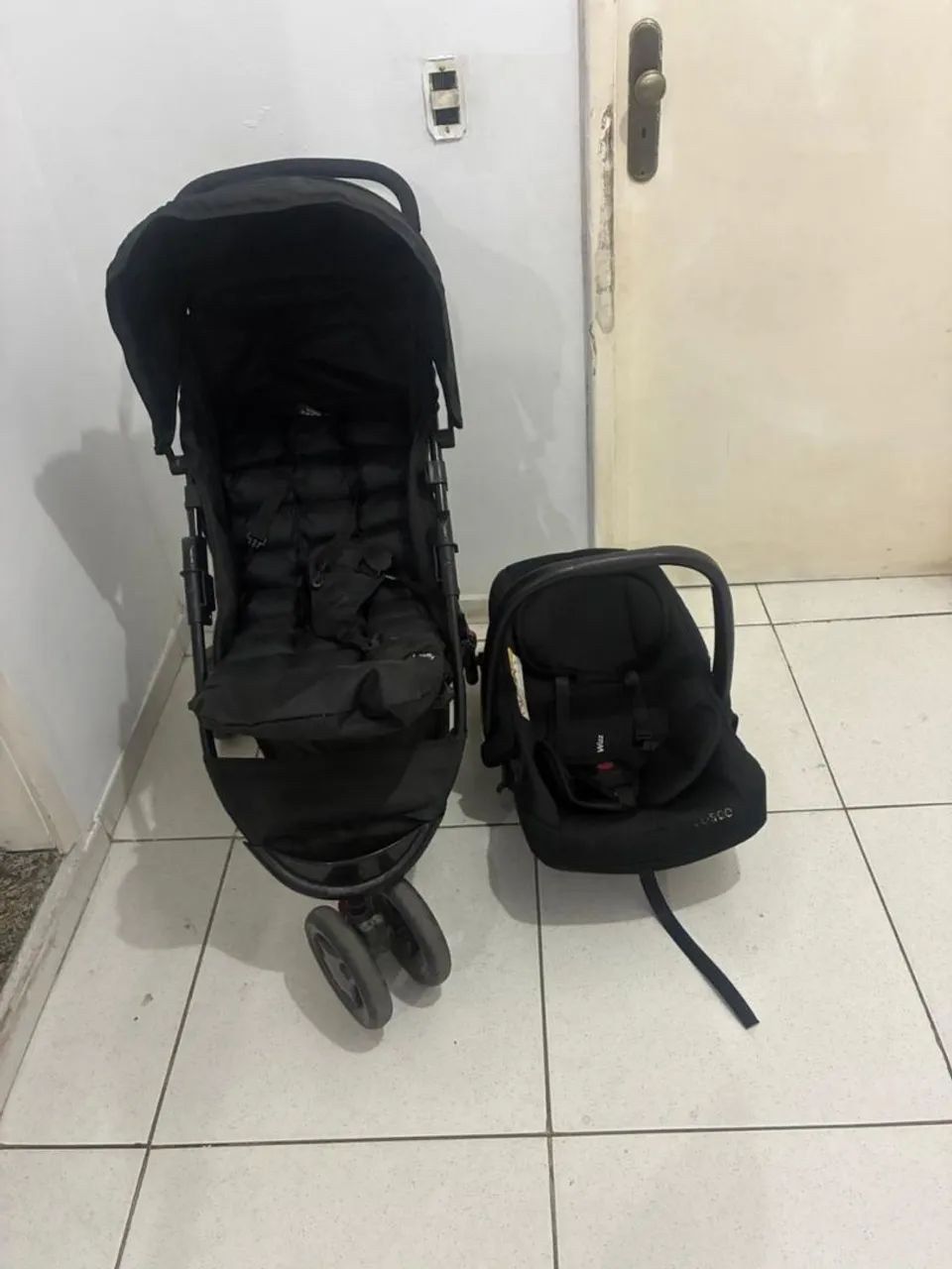 Carrinho com bebê conforto