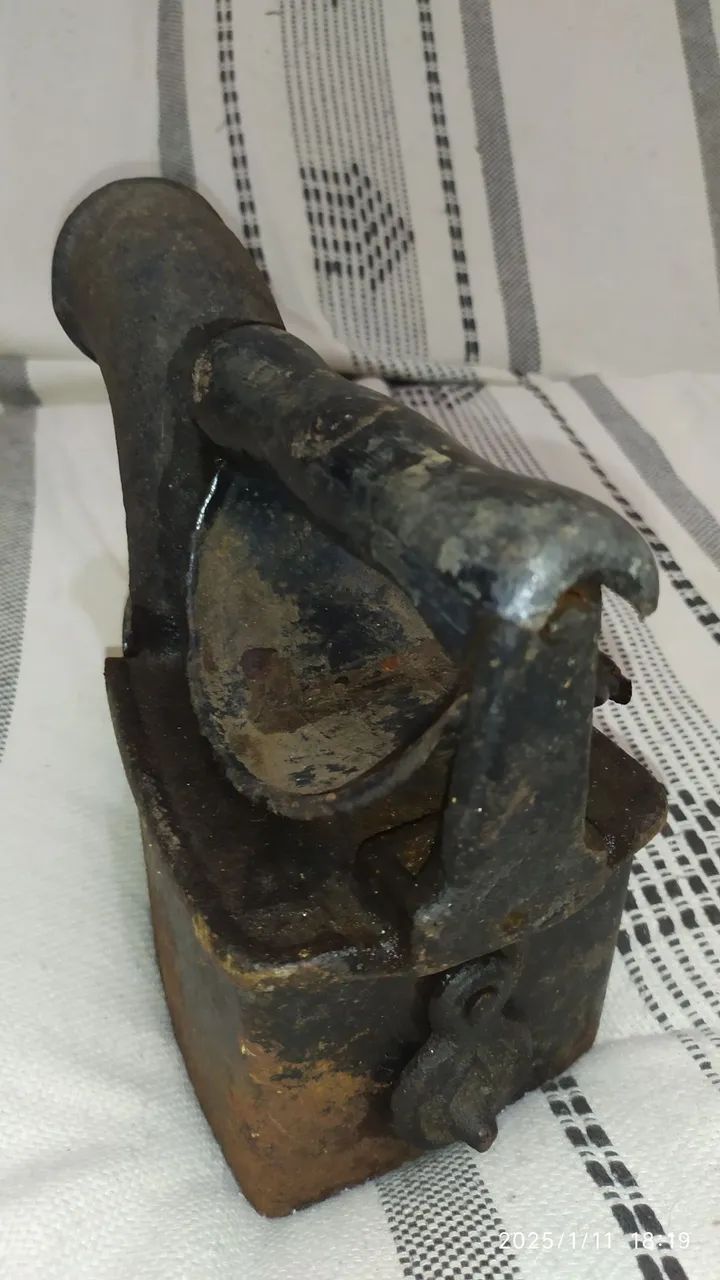 Antigo Ferro de passar roupas à Carvão<br>