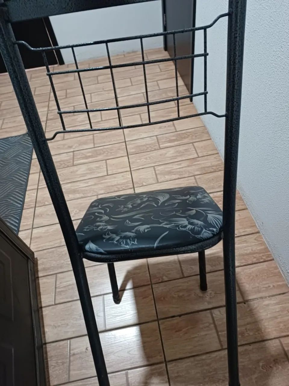 MESA COM 4 CADEIRAS - Foto 2