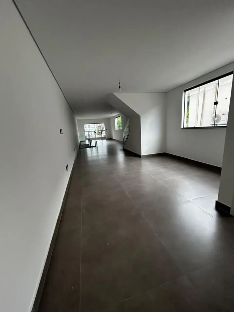 Linda casa sobreposta duplex, nova, com 3 suítes, piscina e churrasqueira - Foto 5