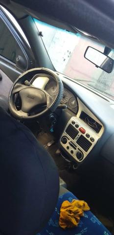Vendo carro.palio 4 portas atrazado bom pra rodar no interior - Foto 2