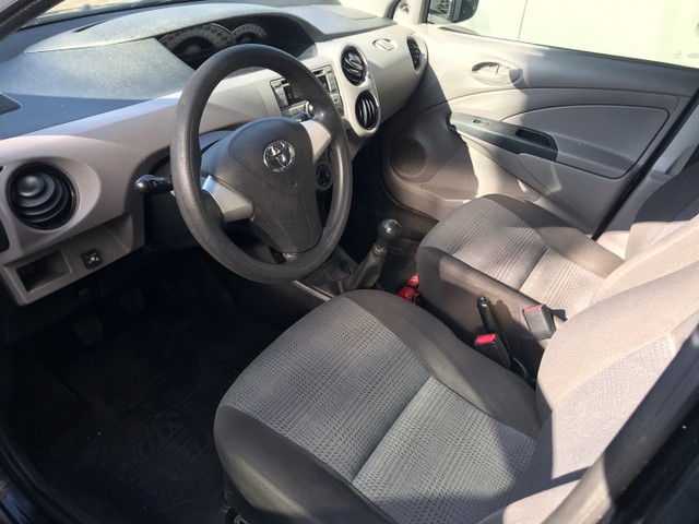 Toyota Etios Sedã 1.5 XS 2013 + GNV. Entrada de 8.500,00 + 609,99 Fixas. - Foto 8