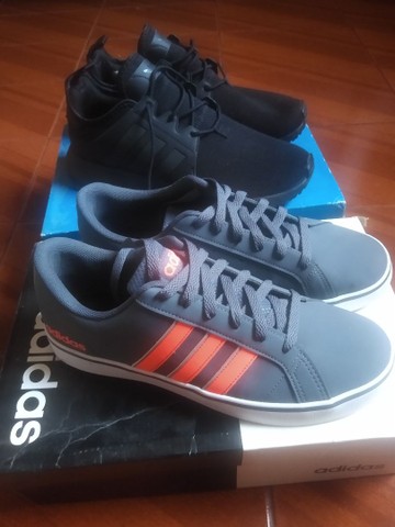 dois pares de tenis adidas