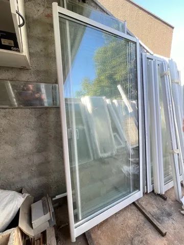 Porta completa em Esquadria Aluminio e vidro com fechadura e acabamentos alumínio - Foto 5