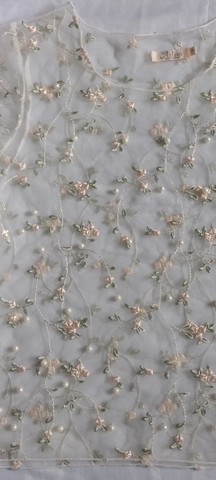 blusa em tule com bordado e pérolas - tamanho  p - Foto 5