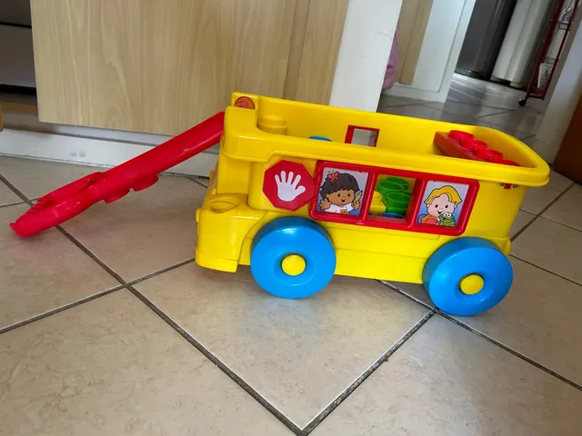 Pista Fisher Price com 2 carrinhos - Desapegos de Roupas quase