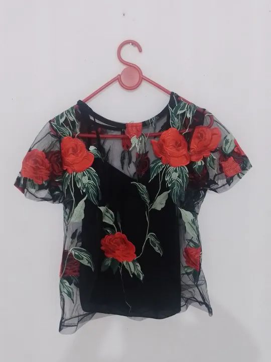 Blusa  preta com flores vermelhas