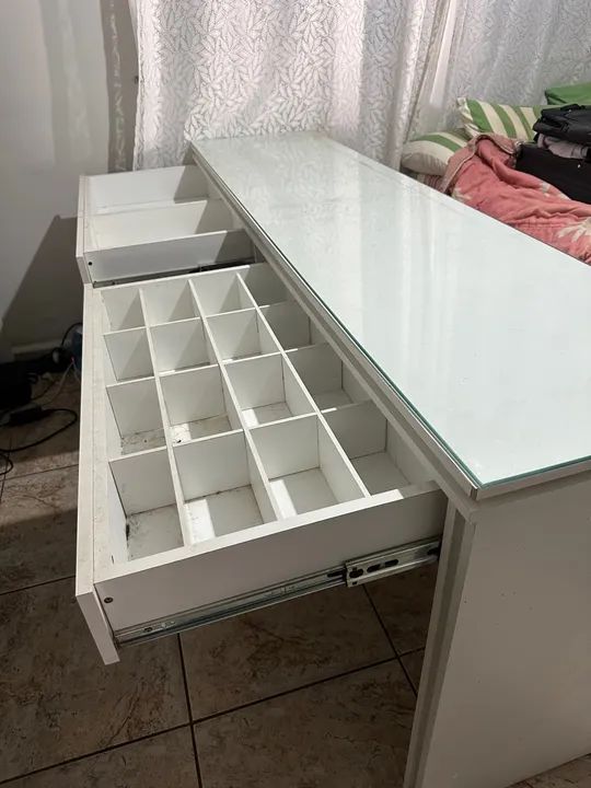 Penteadeira branca com 2 gavetas + vidro 