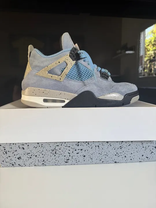 Air Jordan 4 University Blue