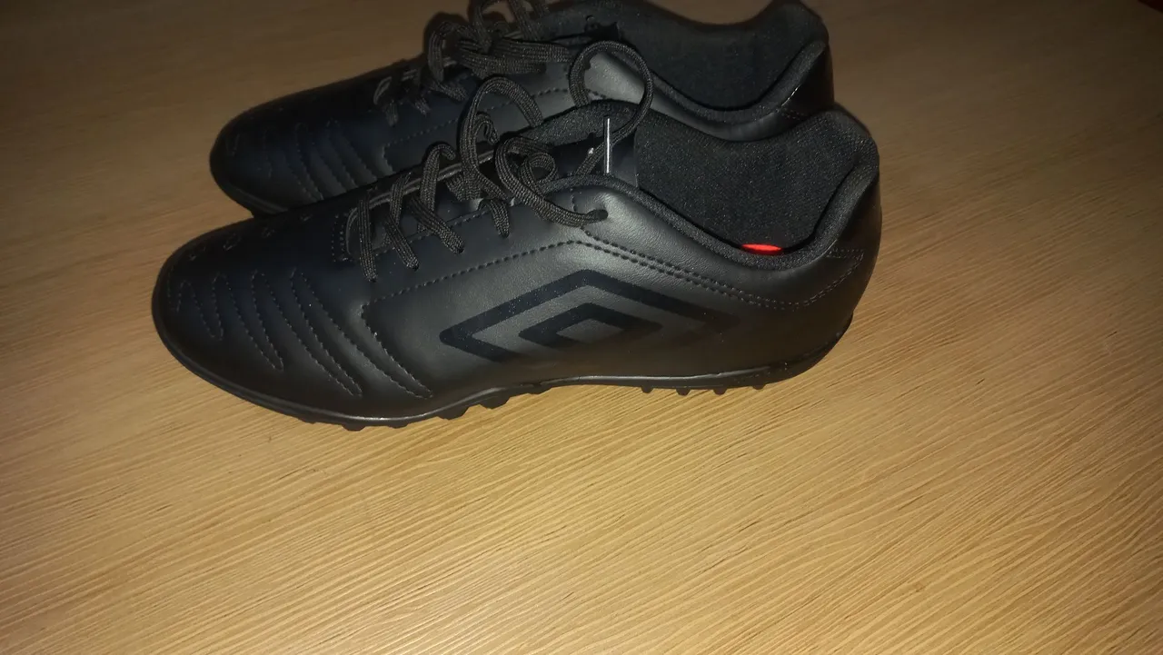 Chuteira society UMBRO
