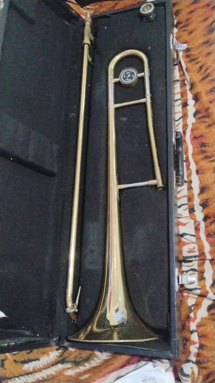 Trombone de metal usado em ótimo estado