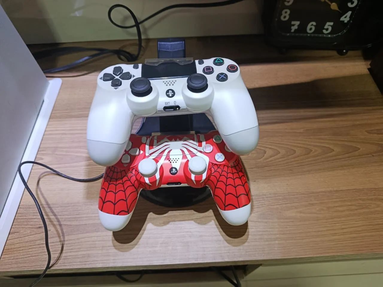 Playstation 4 branco + Jogos + 02 Controles63824543154947122