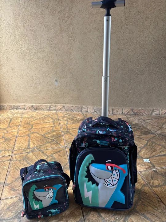 Mochila escolar infantil tubarão seminova com lancheira 