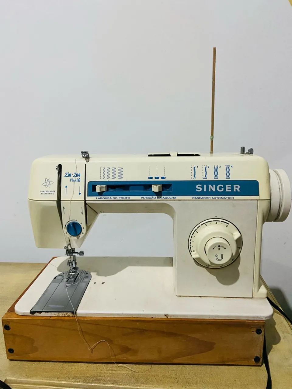 Máquina de Costura Singer Modelo Facilita Plus 16 Zig Zag Elétrica Doméstica