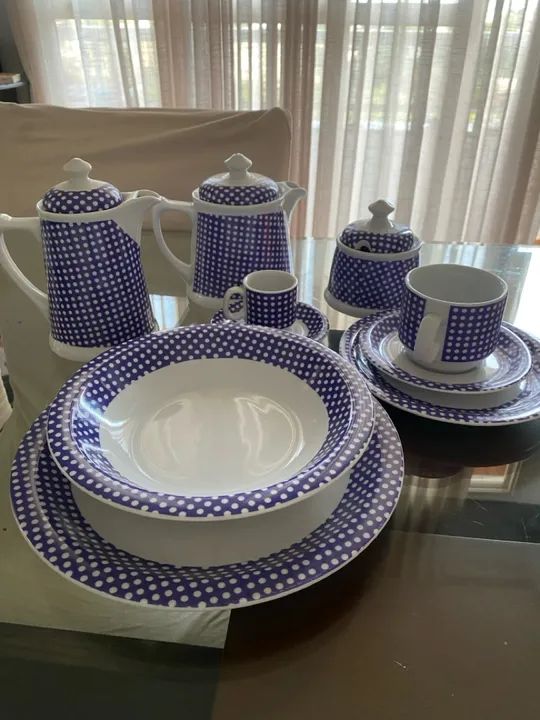 Jogo de Chá e Café em Porcelana com Bolinhas