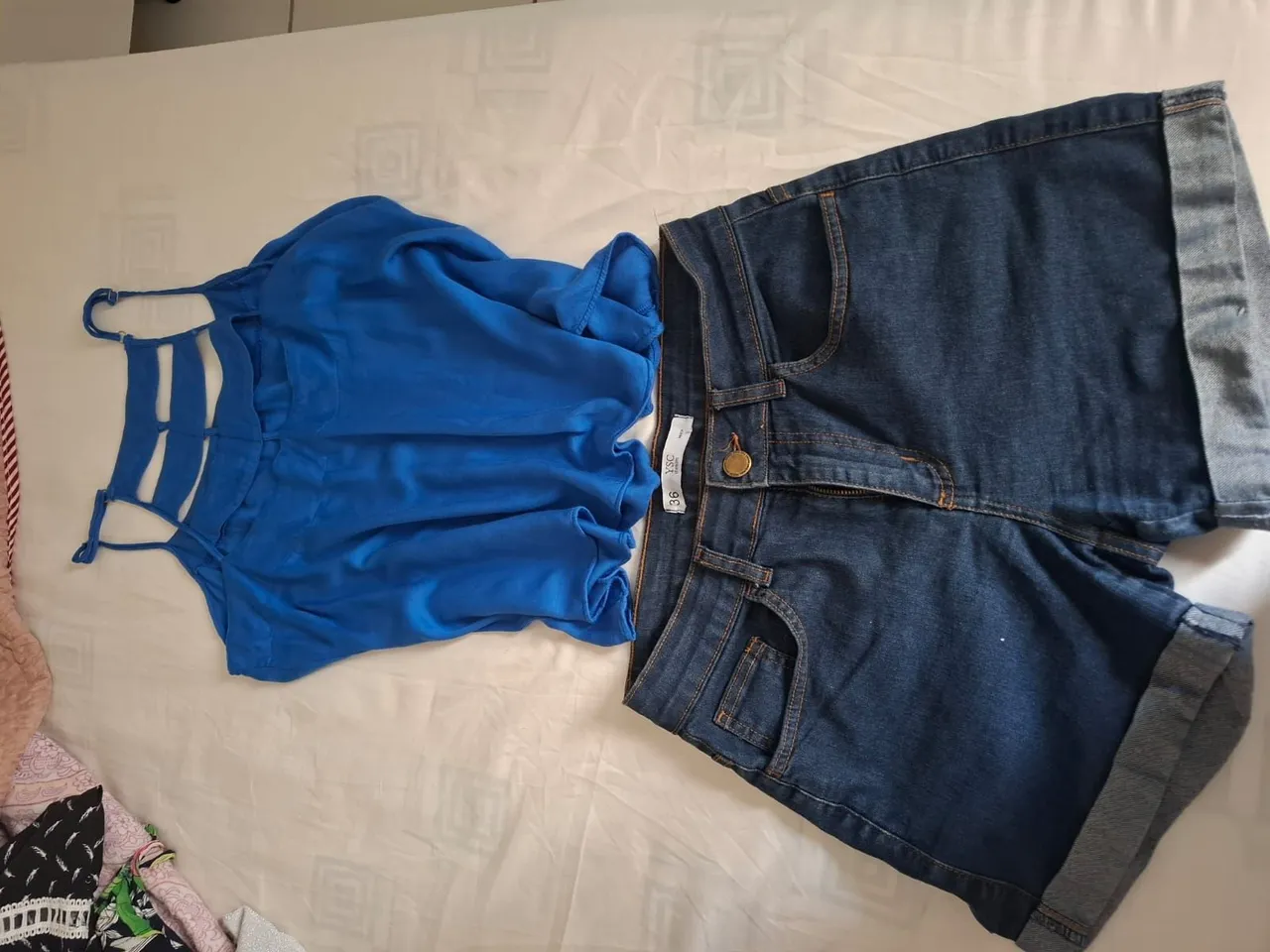 Shorts e blusas.