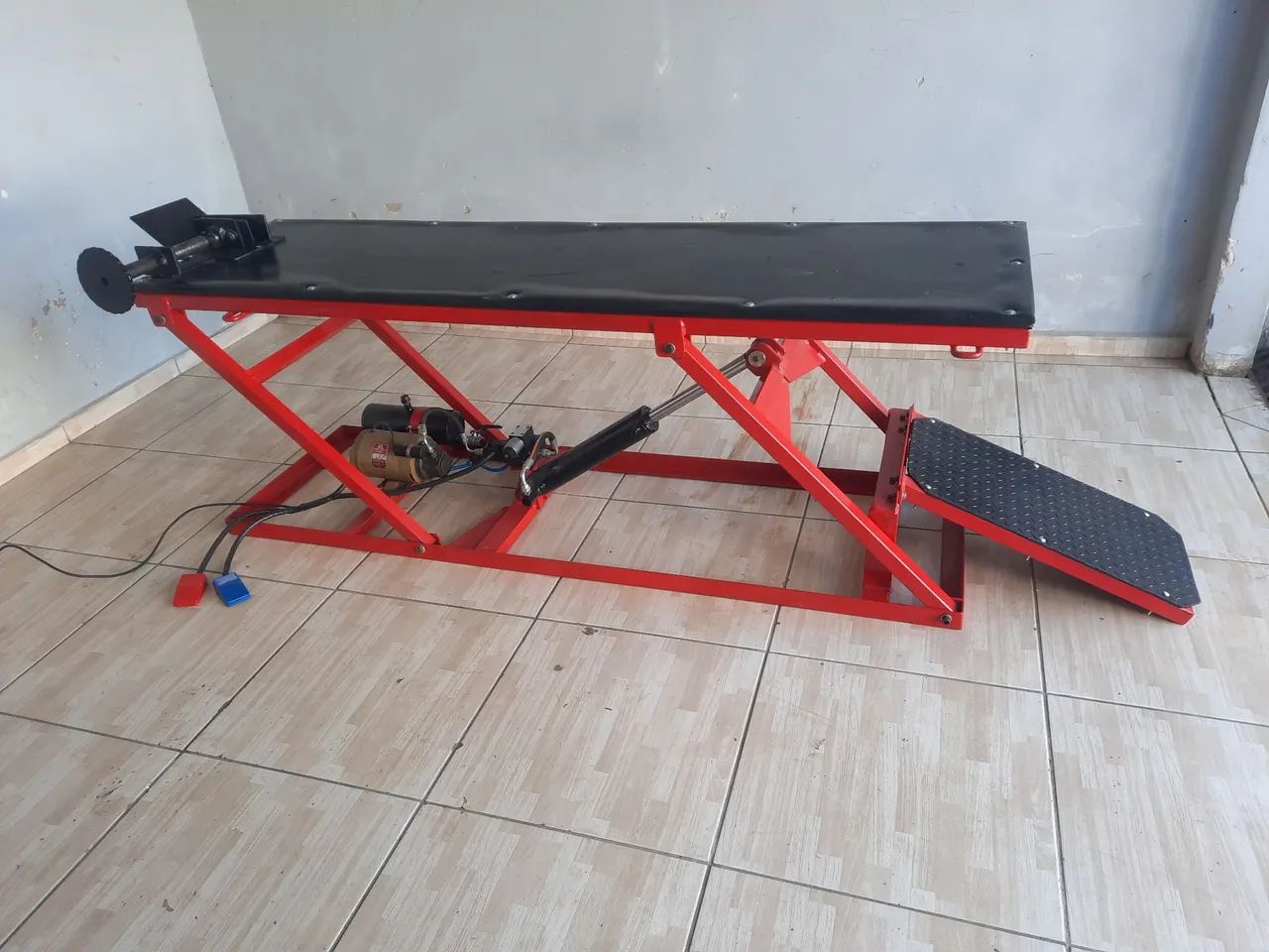 ELEVADOR HIDRÁULICO PARA MOTOCICLETAS.