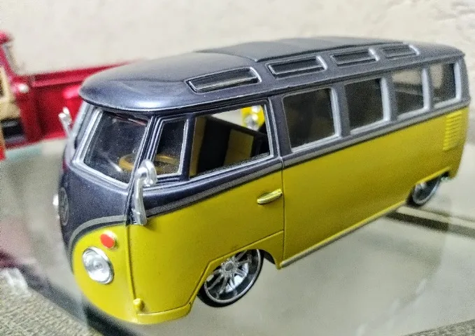 Miniatura Volkswagen Kombi Van Samba V-Bugz Ridez. Maisto 1:25