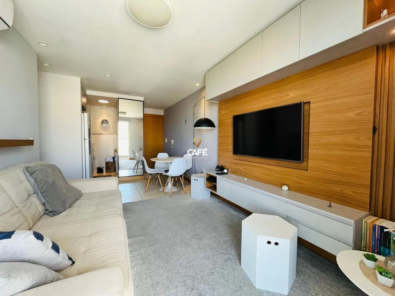 Apartamento à venda: 2 dormitórios com móveis planejados e garagem