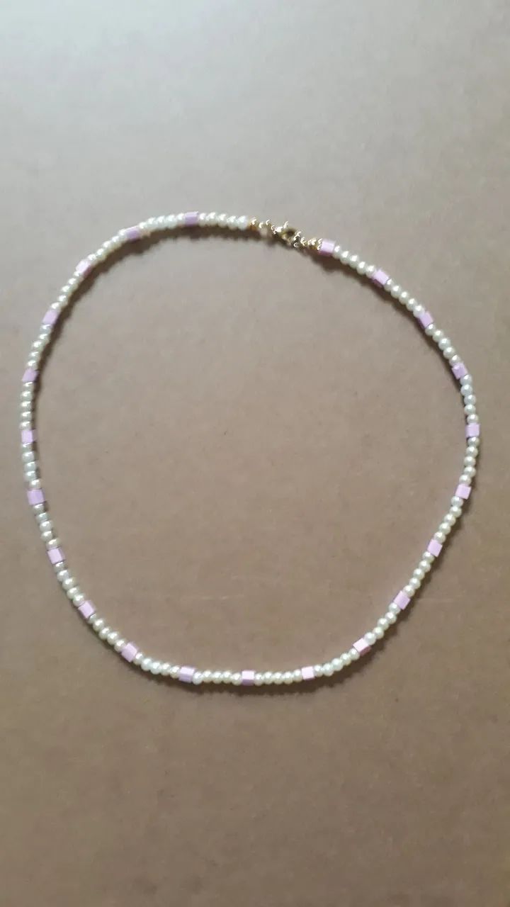 Colar de pérolas com miçangas rosa delicado 