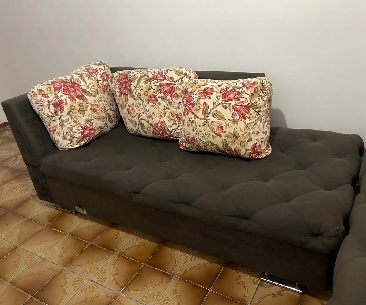 Sofá tecido suede em L, ele não está na posição correta, pois não cabe na sala - Foto 2