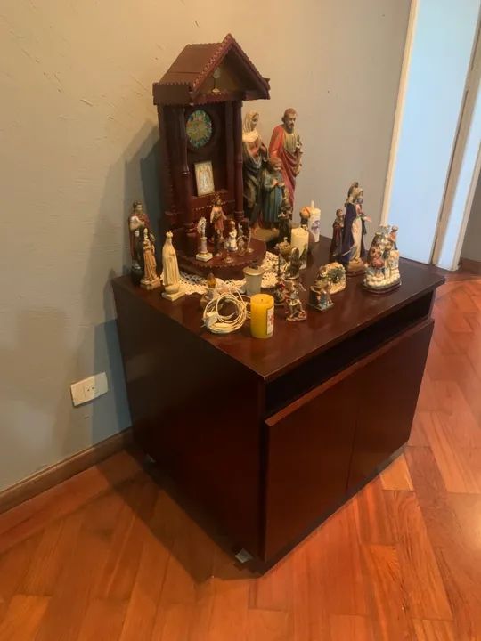 Escrivaninha de madeira com portas e rodas - Foto 2